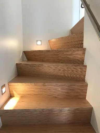 Moderne Trappen in Baubuche