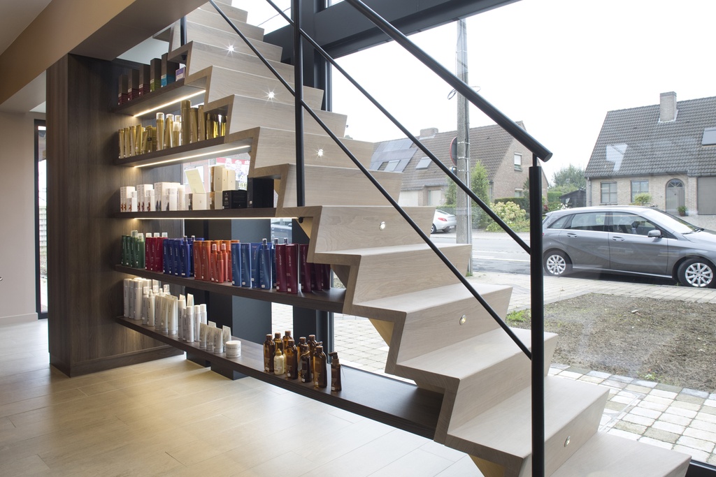 Eiken Z-trap met centraal geplaatste trapboom