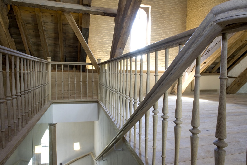 Escalier classique en chêne avec paroi en verre