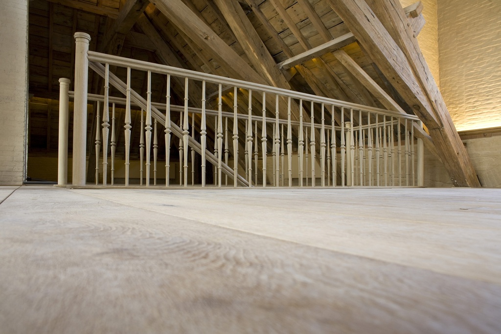 Escalier classique en chêne avec paroi en verre