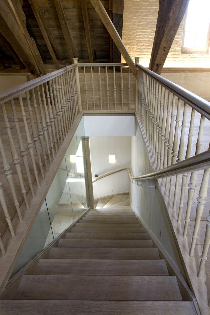 Escalier classique en chêne avec paroi en verre