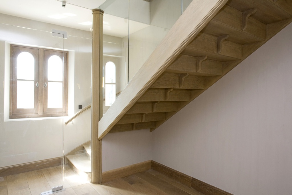 Escalier classique en chêne avec paroi en verre