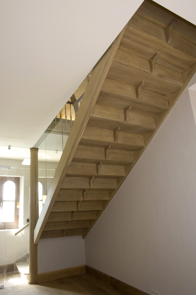 Klassieke eiken trap met glazen wand’