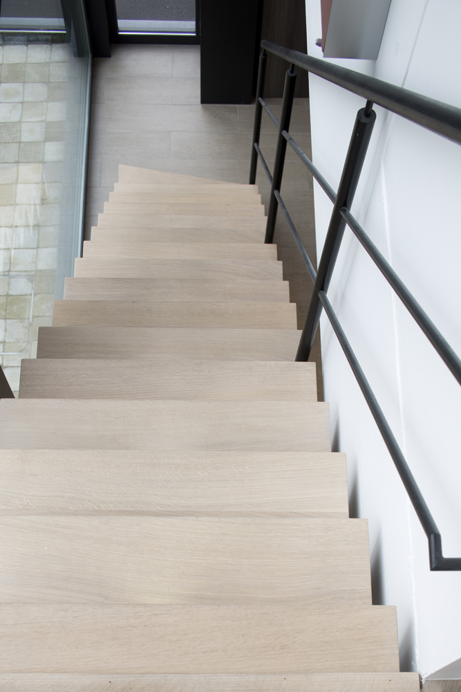 Oak Z-stairs with centrally placed stair beam