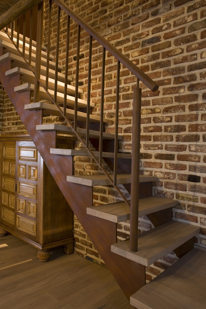 Escalier en métal rouillé avec marches en chêne