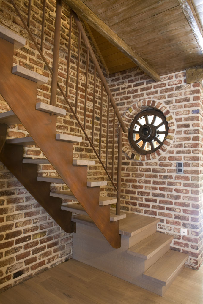 Escalier en métal rouillé avec marches en chêne