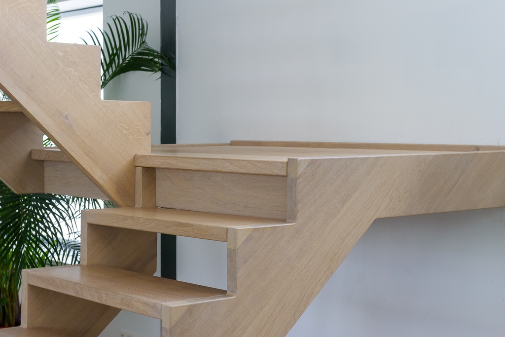 Trap met uitgezaagde trapbomen (77)