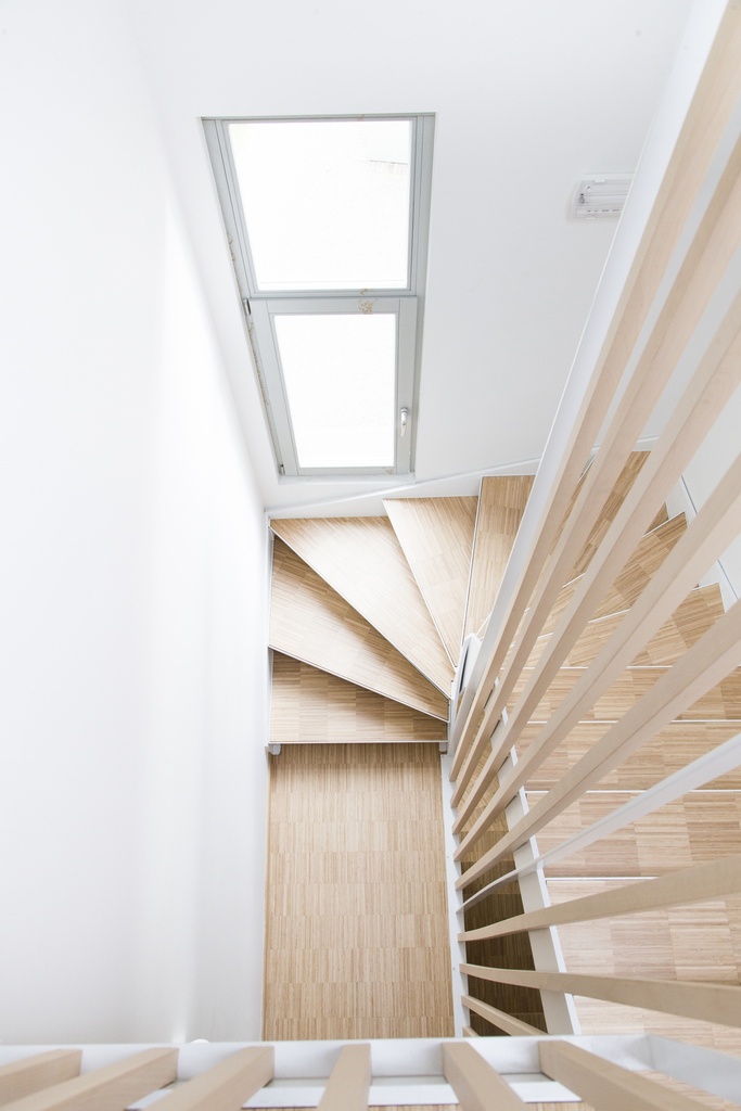 Metaaltrap met platte trapbomen in driekwartdraai uitvoering (79)