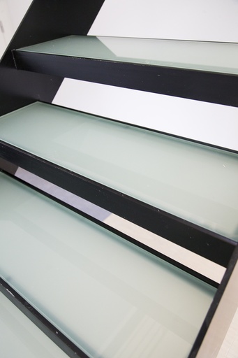 Strakke Metaaltrap met Matte Glazen Treden