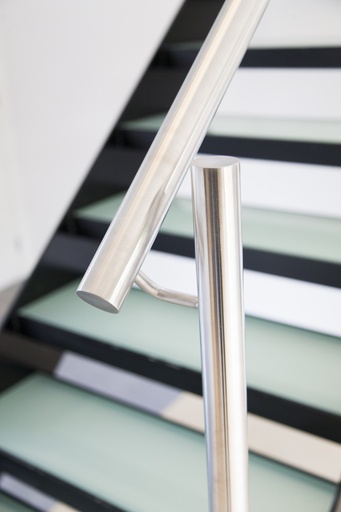 Strakke Metaaltrap met Matte Glazen Treden