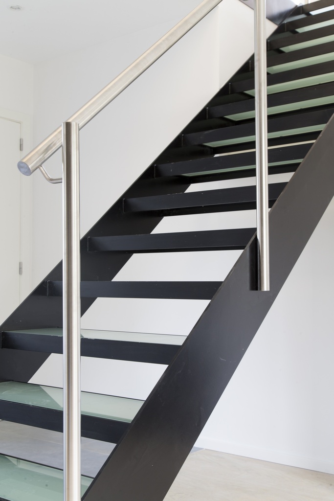 Escalier en métal élégant avec marches en verre dépoli, qui offrent un toucher doux