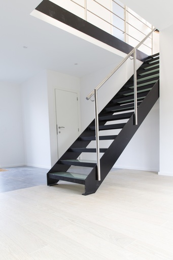 Strakke Metaaltrap met Matte Glazen Treden