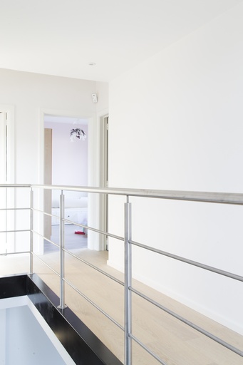 Strakke Metaaltrap met Matte Glazen Treden