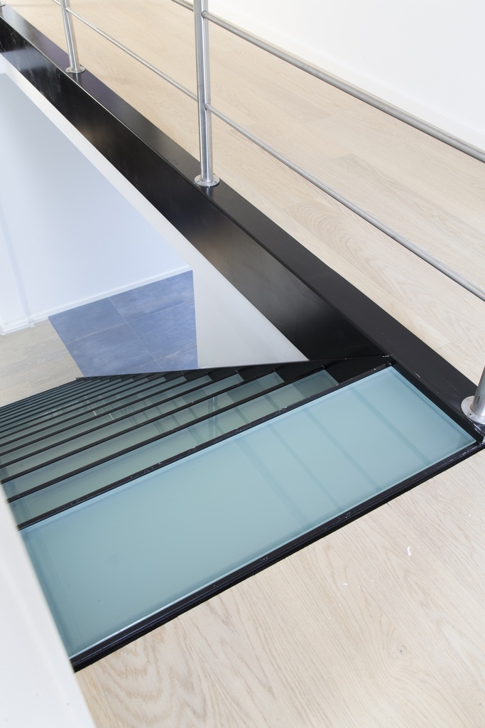 Strakke metaaltrap met matte glazen treden, die voor een zachte toets zorgen (Brussel - 81)