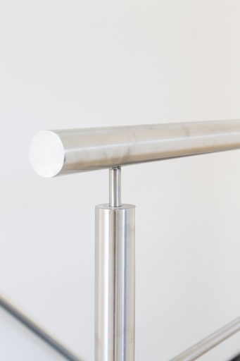 Strakke Metaaltrap met Matte Glazen Treden