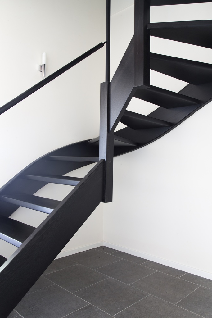 Dubbele kwartdraai trap zwart geschilderd (Montenaken) (83)