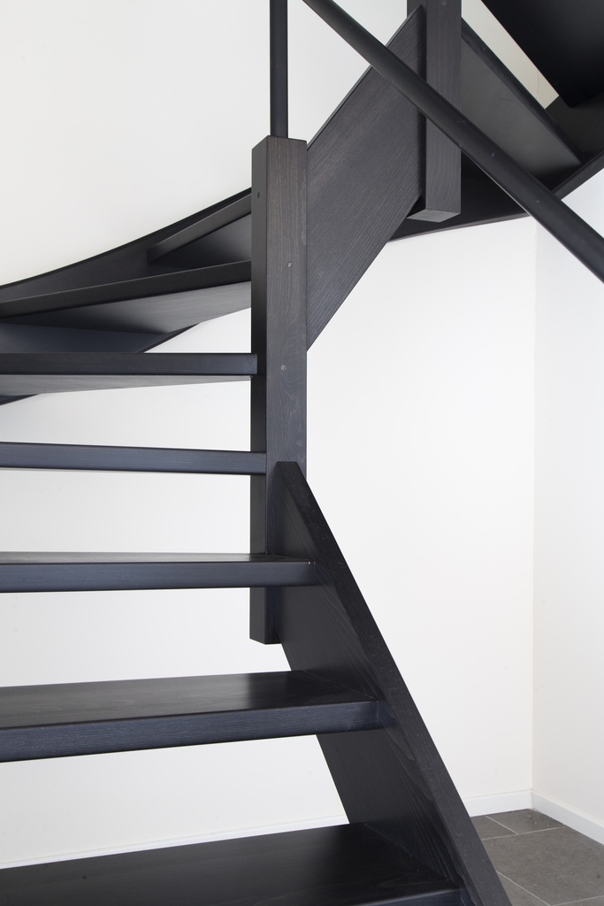 Dubbele kwartdraai trap zwart geschilderd (Montenaken) (83)