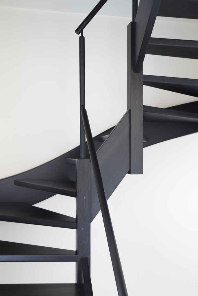 Dubbele kwartdraai trap zwart geschilderd (Montenaken) (83)