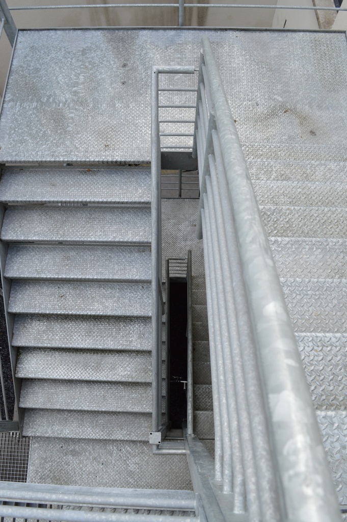 Escalier principal et passerelle en métal