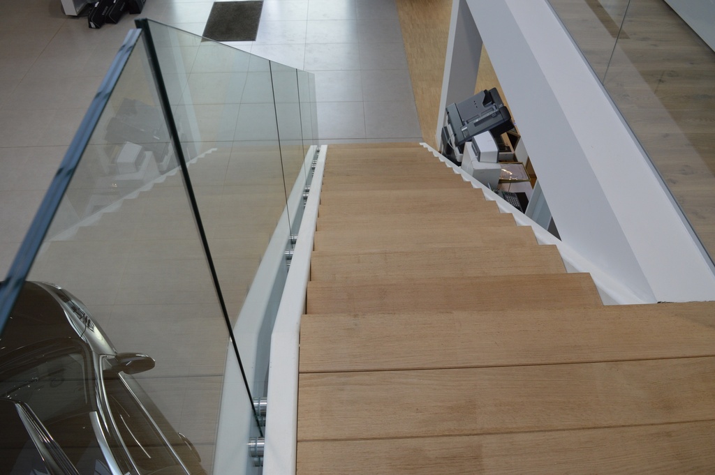Metaal rechte design trap met bordes voor Volvo Halle (88)