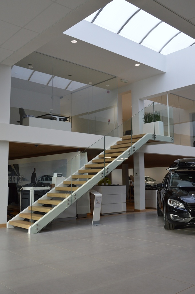 Escalier design droit en métal avec palier pour Volvo Halle