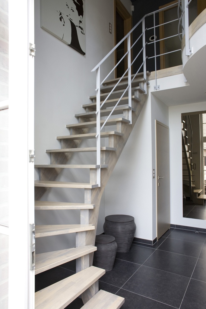 Escalier quart tournant ouvert avec limons sous-jacents