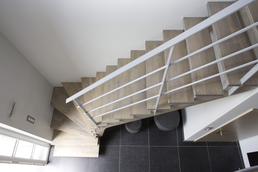 Escalier quart tournant ouvert avec limons sous-jacents