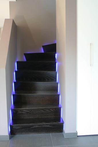 Z-Trap tussen muren met LED verlichting