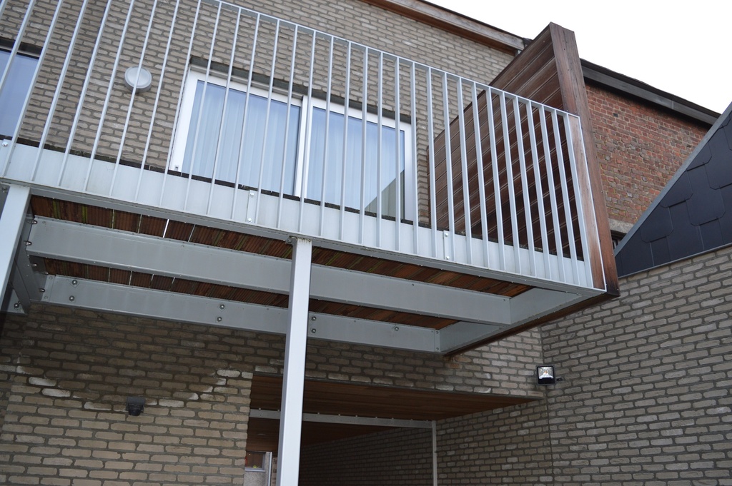 Buitenbalustrade uit gegalvaniseerd metaal’ (91)
