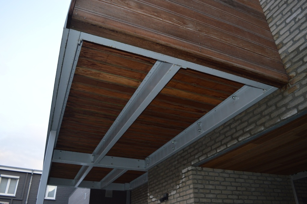 Buitenbalustrade uit gegalvaniseerd metaal’ (91)