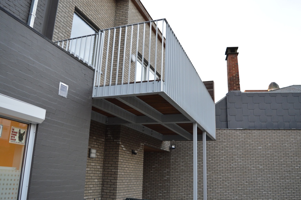 Buitenbalustrade uit gegalvaniseerd metaal’ (91)