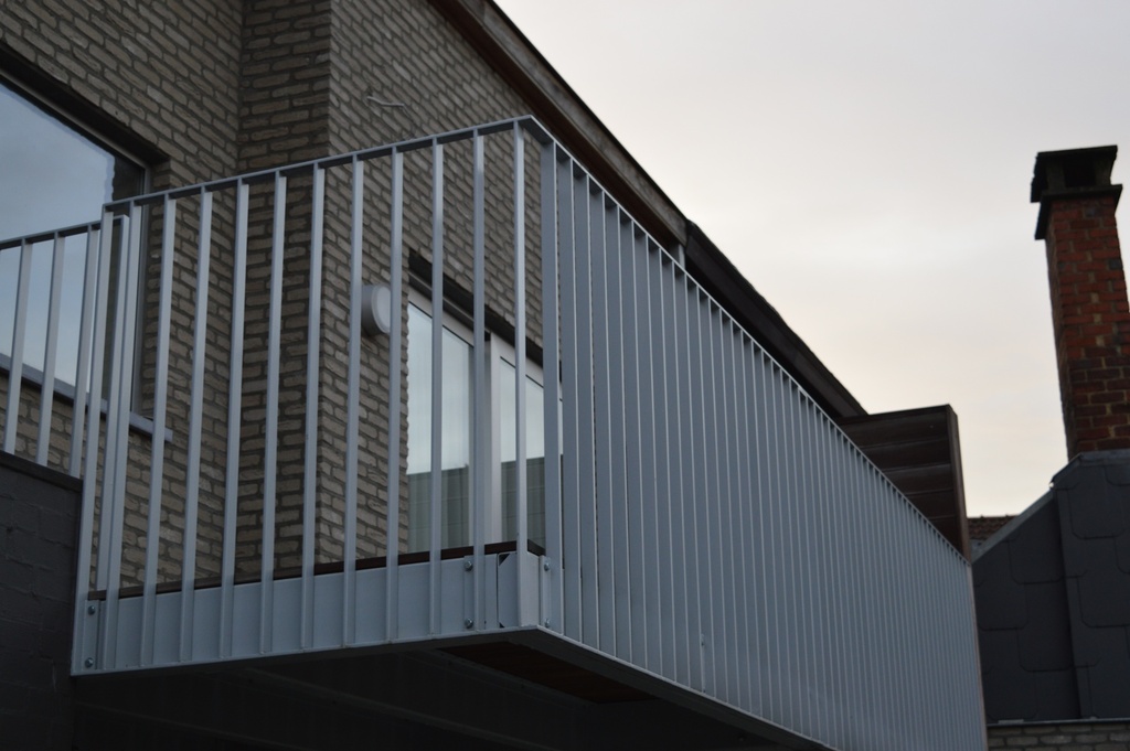 Buitenbalustrade uit gegalvaniseerd metaal’ (91)