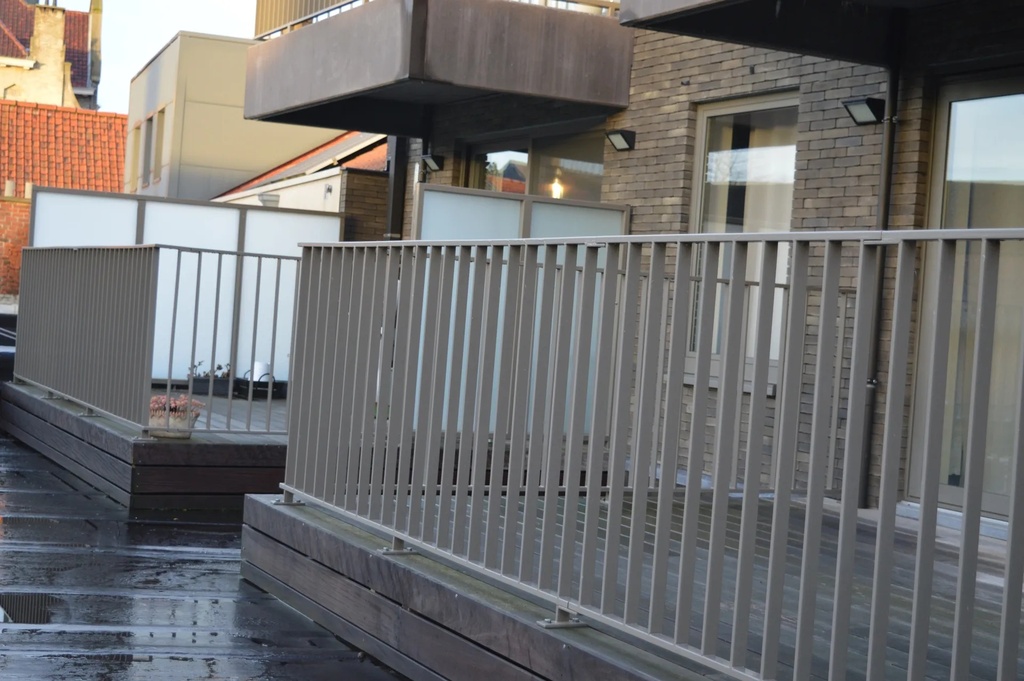 Buitenbalustrade in combinatie metaal en glas