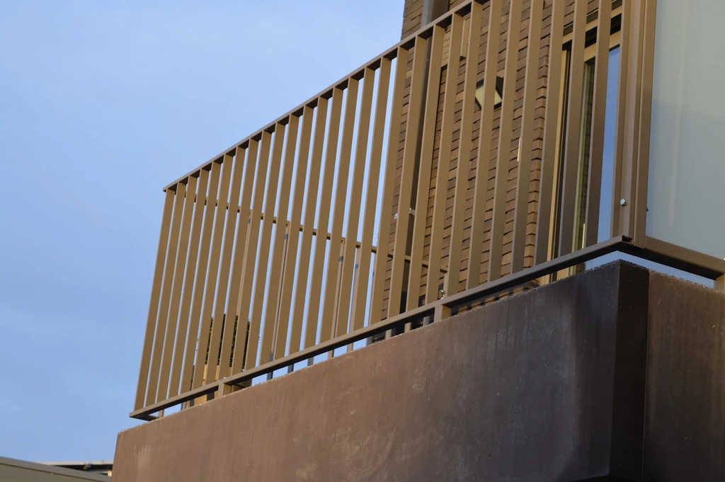 Balustrade extérieure avec combinaison de métal et de verre