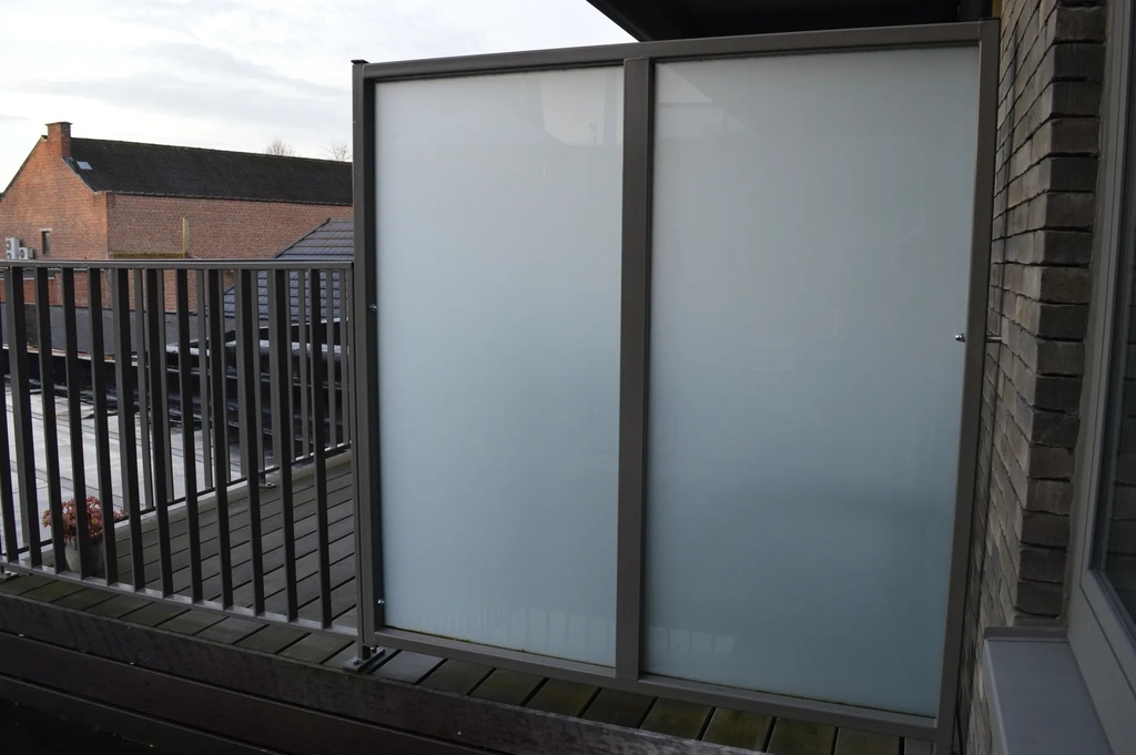 Buitenbalustrade met combinatie metaal en glas