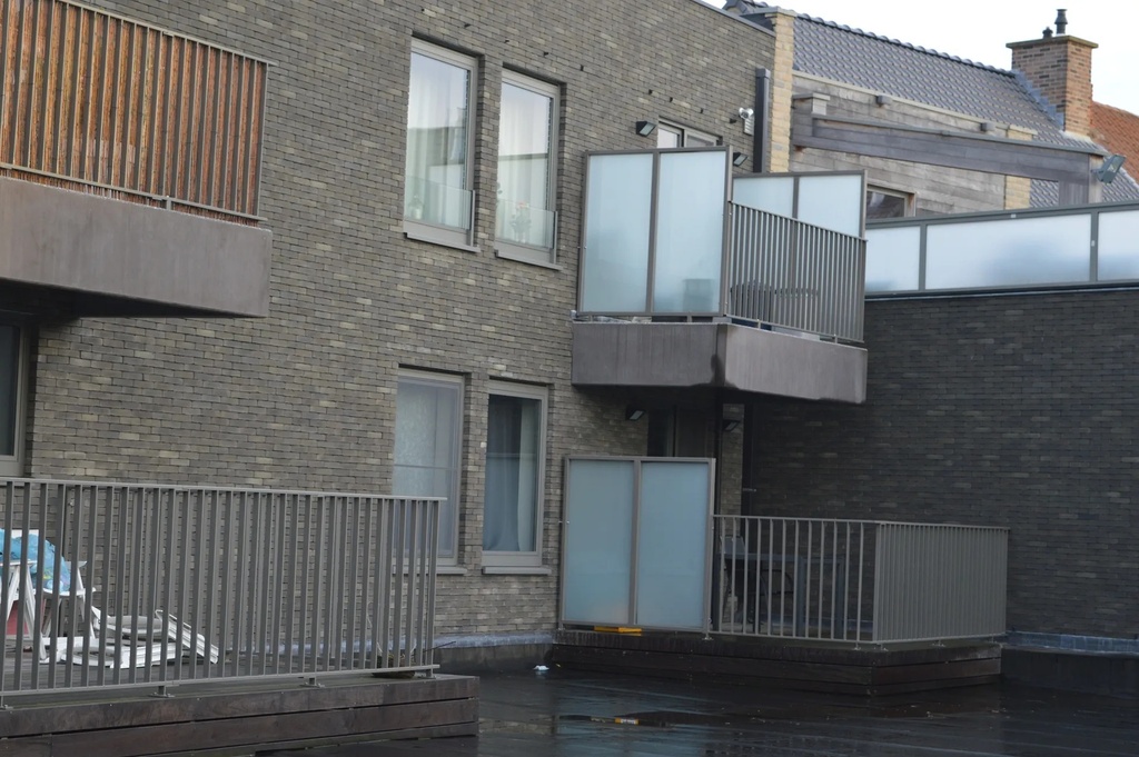 Buitenbalustrade met metaal en glas