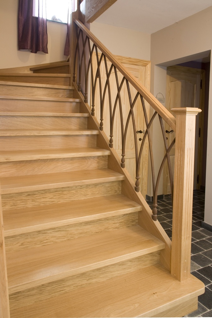 Escalier quart tournant double fermé avec une marche en bloc comme première marche (Escalier en L)