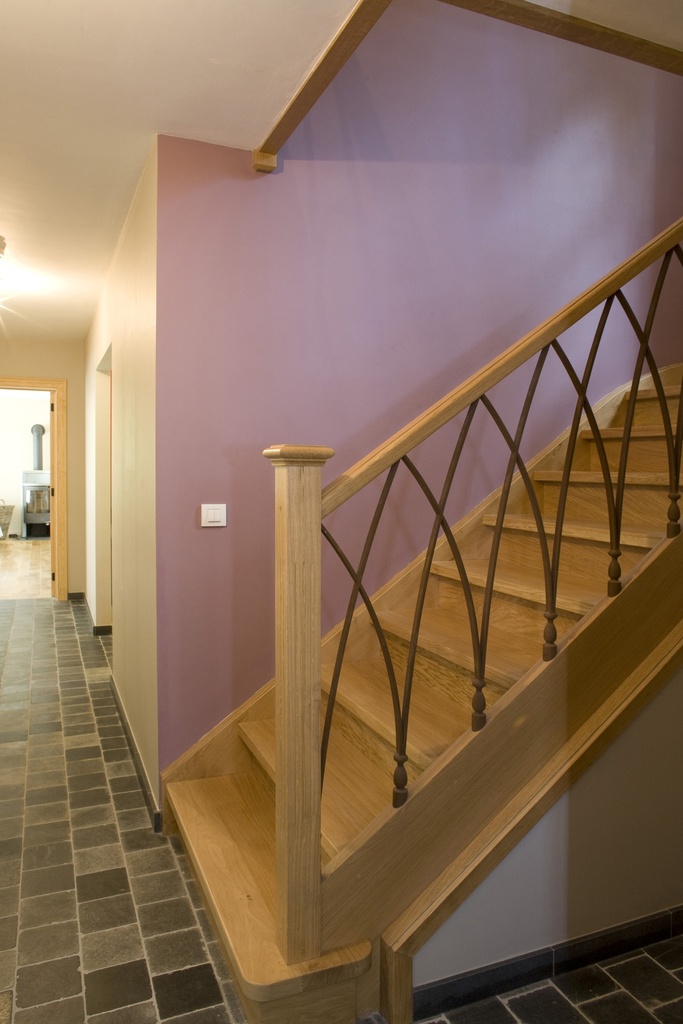 Escalier quart tournant double fermé avec une marche en bloc comme première marche (Escalier en L)