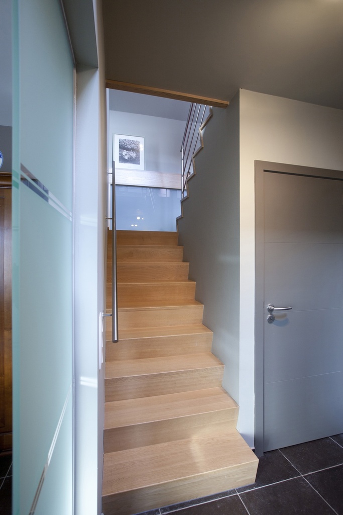 Escalier en blocs de chêne avec mezzanine en verre