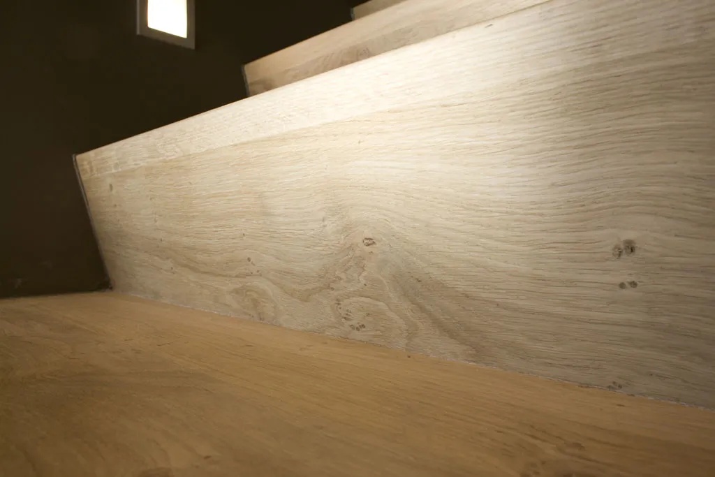 Z-trap ingesloten tussen muren