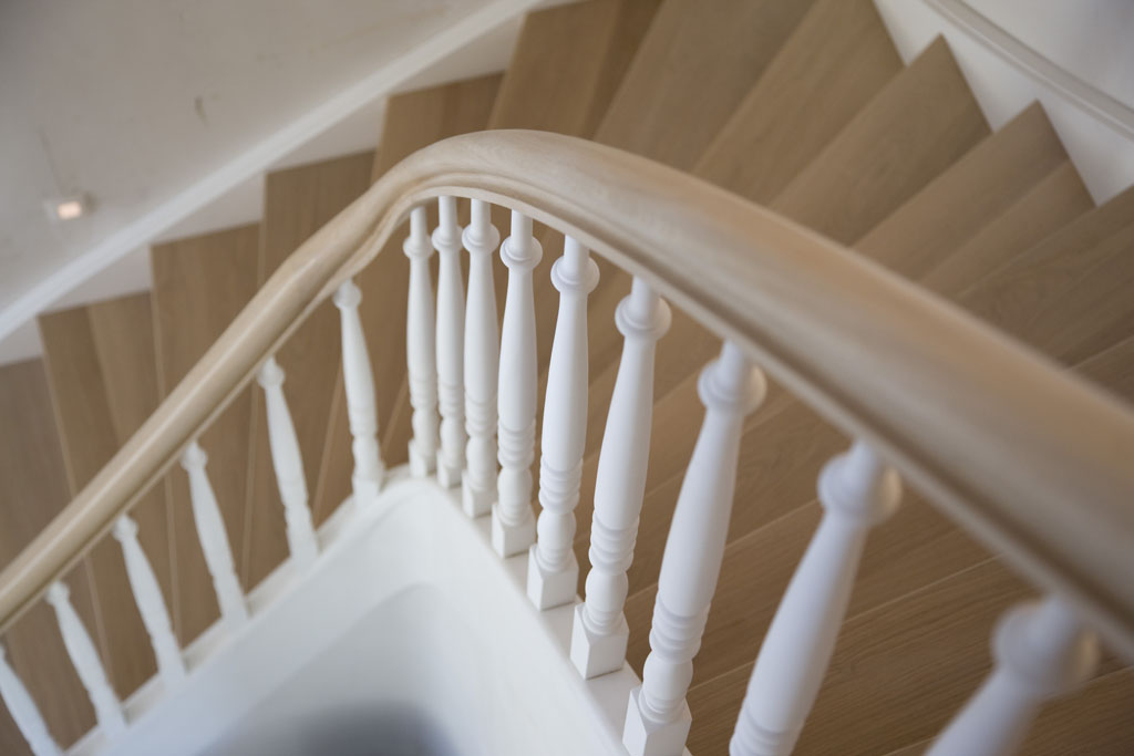 Escalier classique avec balustre tournante