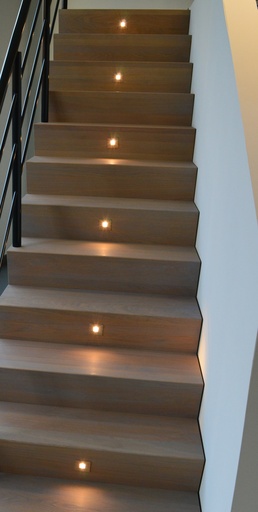 Z-trap met LED in Showroom Wevelgem