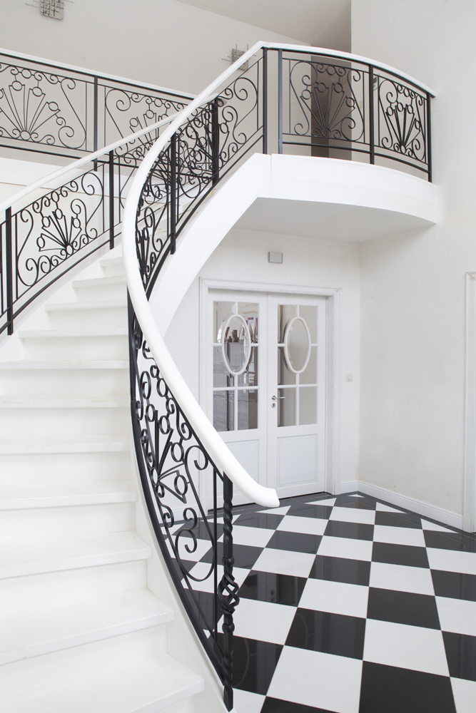 Escalier avec belle balustrade ornementale