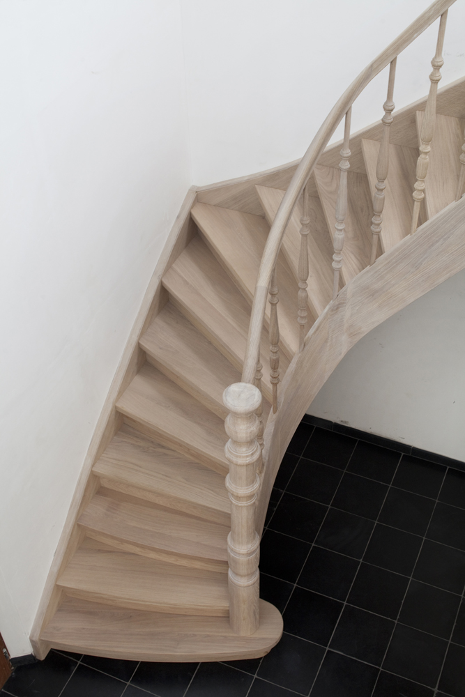 Escalier quart tournant en chêne avec pièce torsadée