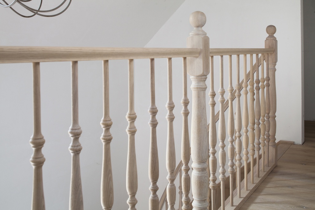 Escalier quart tournant en chêne avec pièce torsadée