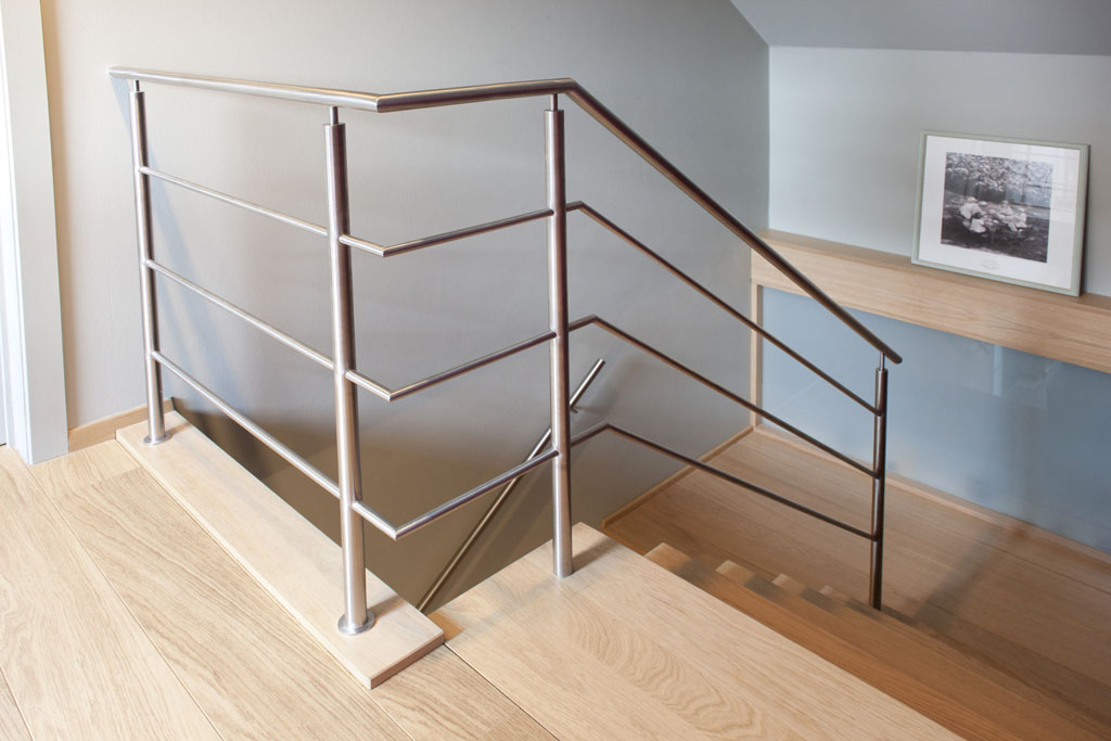 Escalier en blocs de chêne avec mezzanine en verre