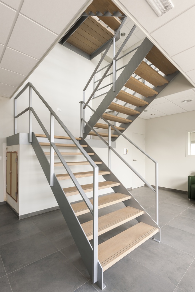 Straight staircase with landings | Metal Design