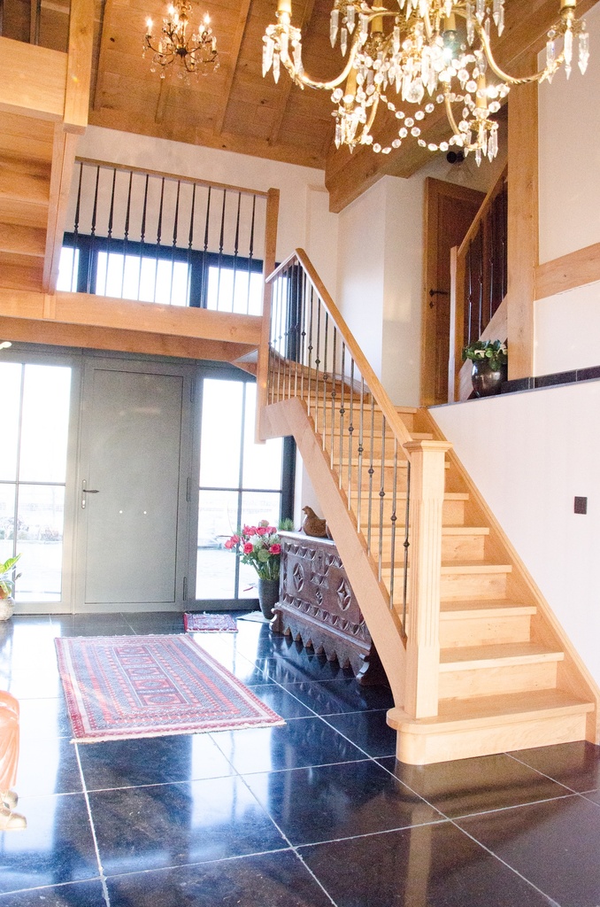 Rechte standaard trap met tussenbordessen in eik rustiek (76)