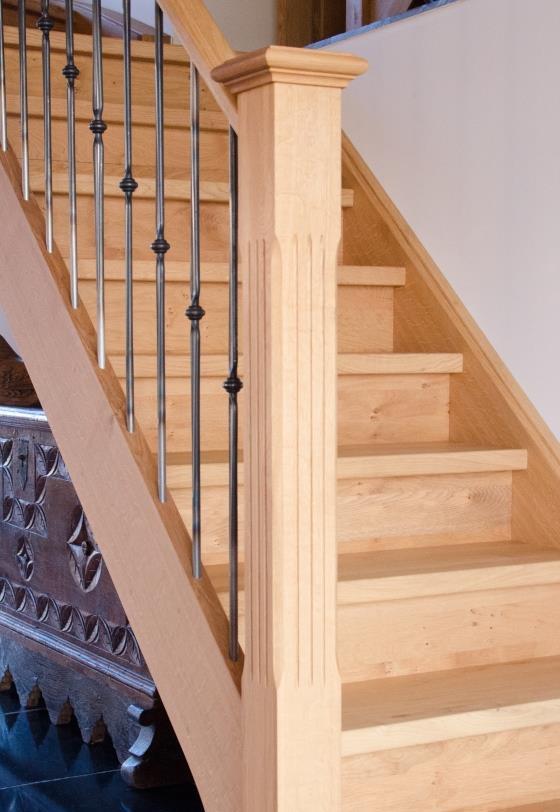 Rechte houten standaard trap met tussenbordessen in eik rustiek