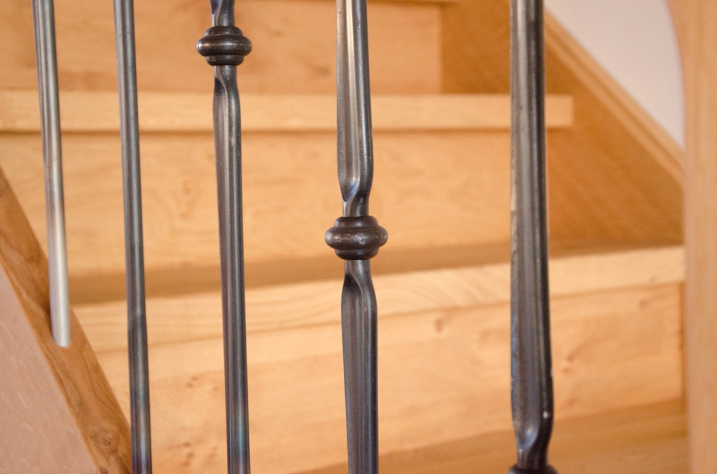 Rechte houten standaard trap met tussenbordessen in eik rustiek